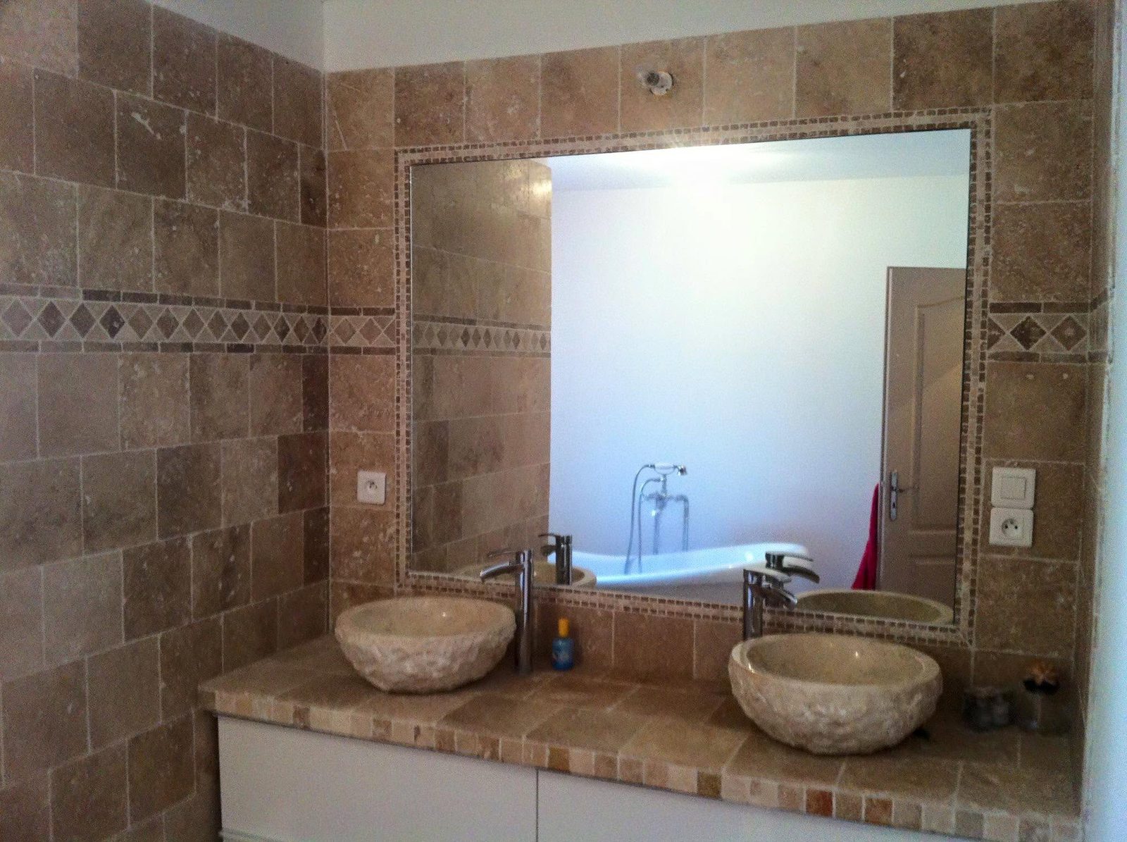 Salle de bain en travertin avec vasques en pierre