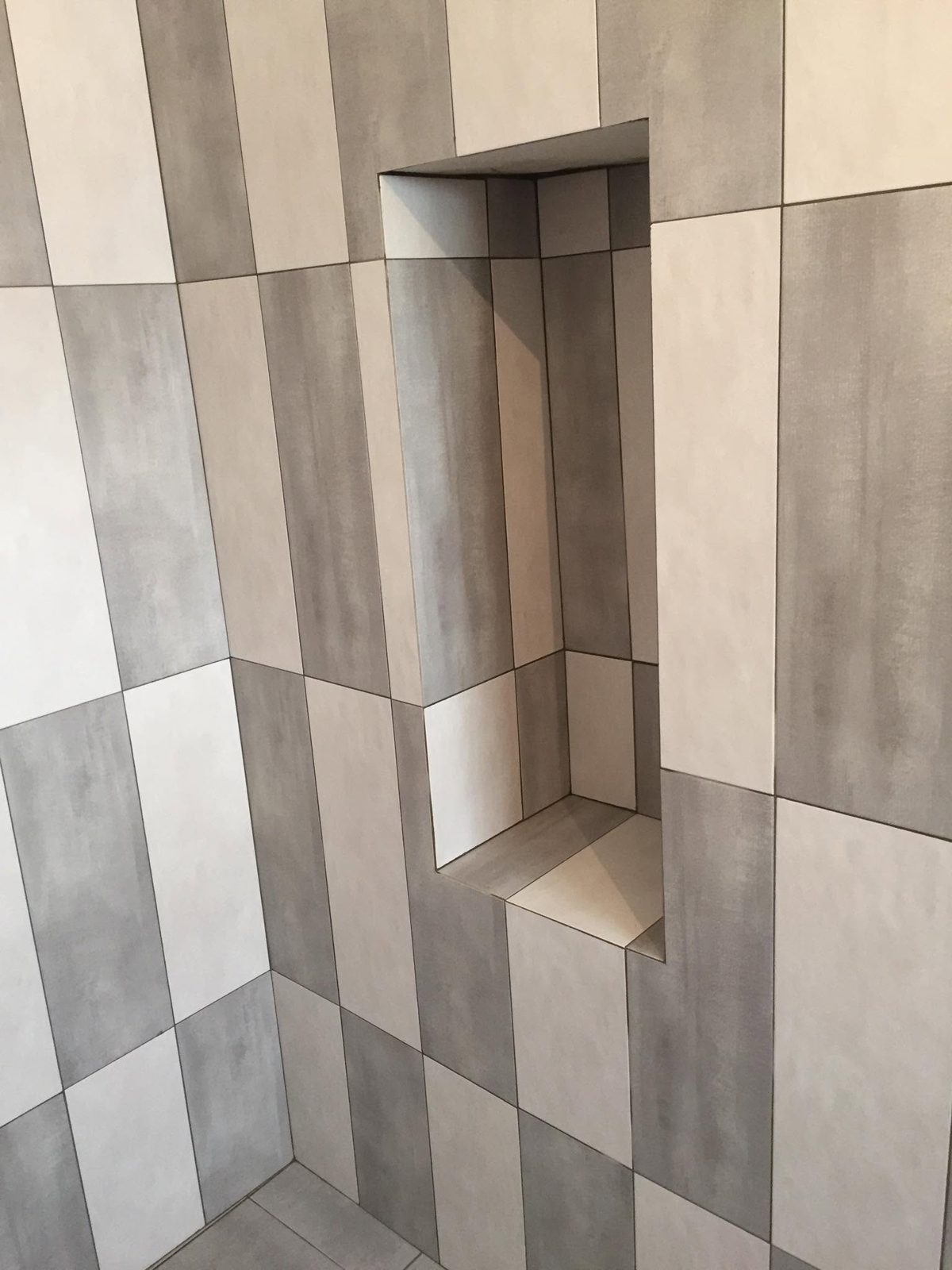 Douche à l'italienne carrelée avec niche