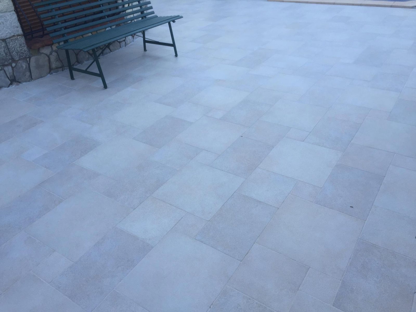 Terrasse en pierre grise